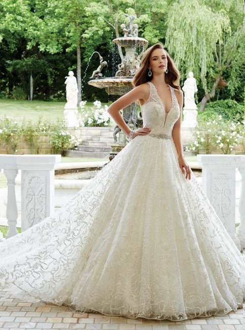 Красивое свадебное платье с глубоким вырезом