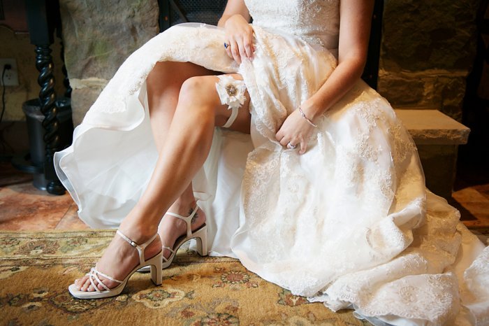 Красивая повязка на ноге невесты