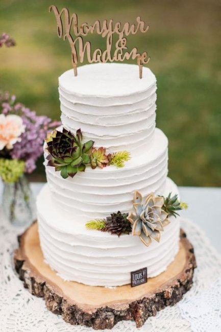 Элегантное оформление торта на свадьбу