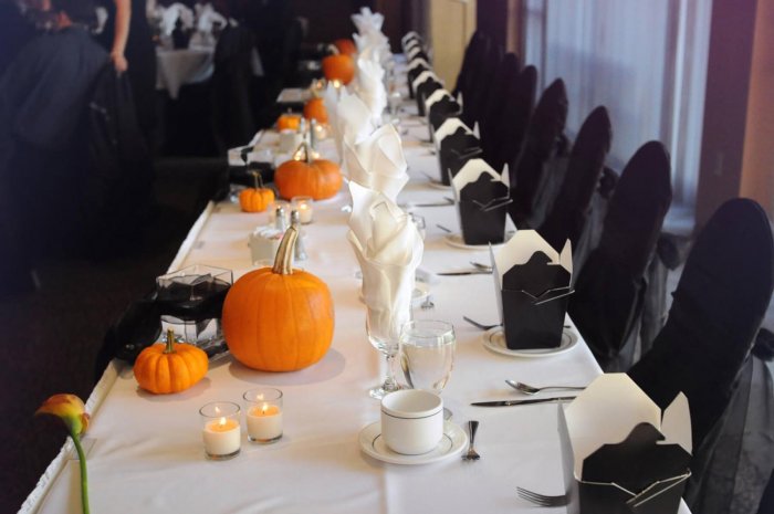Оформление стола для гостей в стиле Хэллоуин