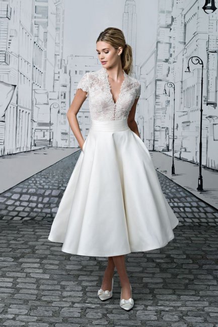 Короткое свадебное платье с поясом и рукавами