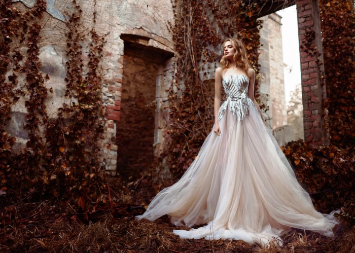 Свадебное платье с необычными декоративными элементами