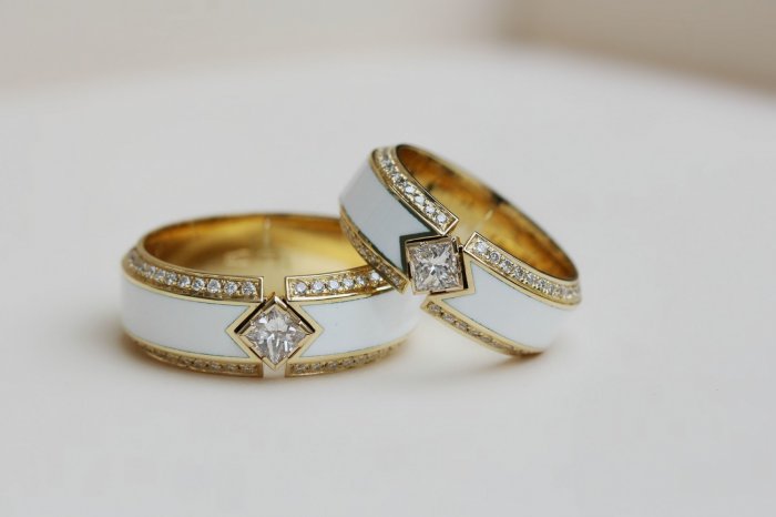 Стильные кольца с бриллиантами