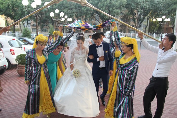 Жених и невеста на узбекской свадьбе