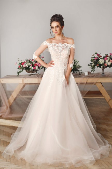 Элегантное свадебное платье с кружевными рукавами