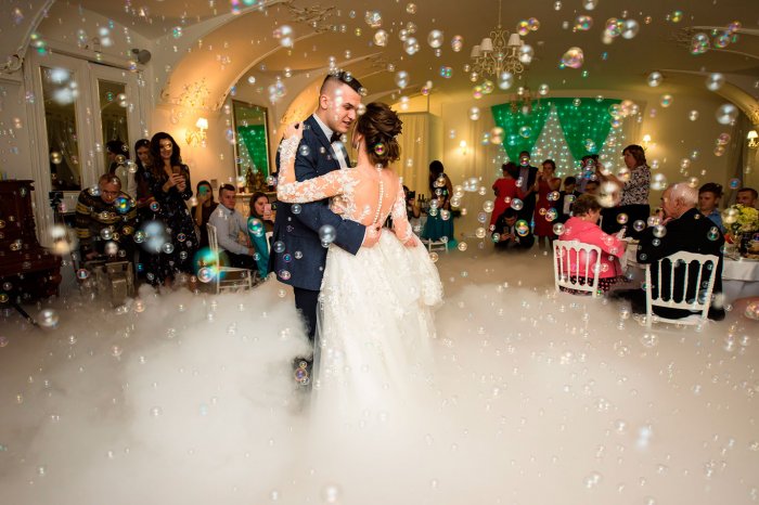 Свадебный танец и мыльные пузыри
