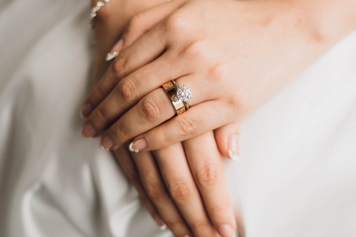 Обручальное и помолвочное кольцо на левой руке