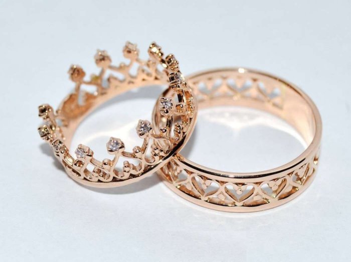 Обручальное кольцо с короной