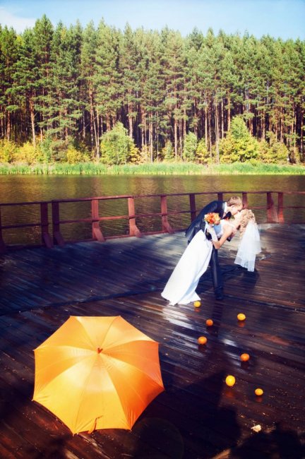 Свадебная фотосессия с оранжевым зонтом