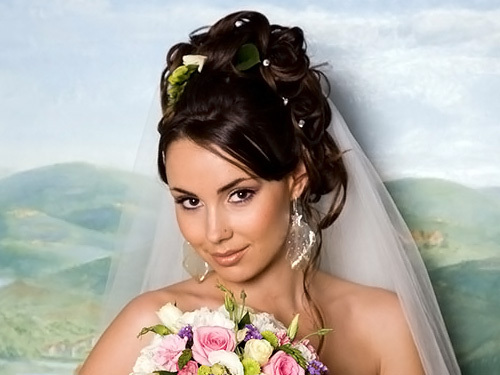 Sozdanie_prazdnichnogo_obraza-u-svadebnoj-pricheski Какую свадебную прическу выбрать для брюнетки?