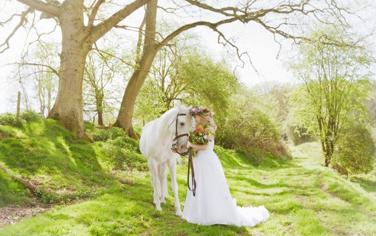 Красивая невеста с лошадью