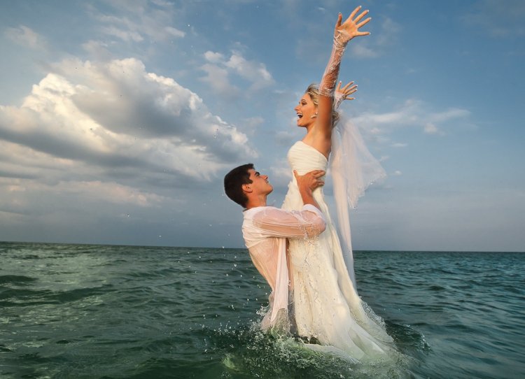 Фотосъемка невесты и жениха в воде