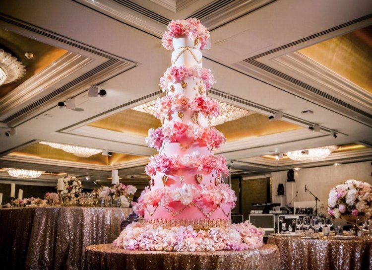 Свадебный торт со съедобными цветами