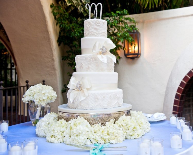 Свадебный торт с брошью