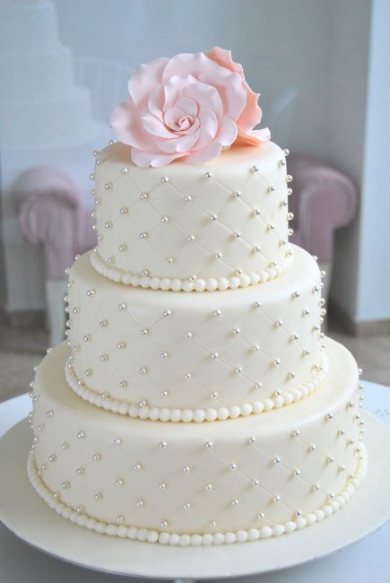 Торт для свадьбы в цвете айвори