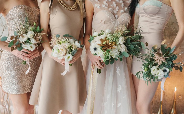 Стильные подружки невесты на свадьбе цвета фундук
