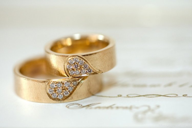 Парные свадебные кольца с половинками сердечек