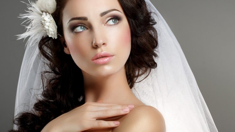 Яркий макияж для невесты с серыми глазами