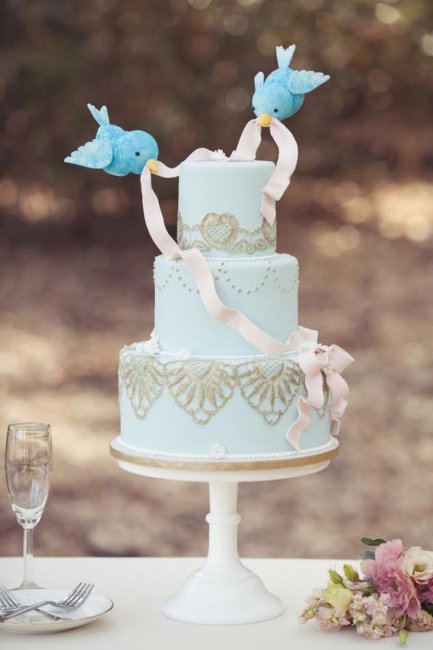 Свадебный торт с фигурками из мастики