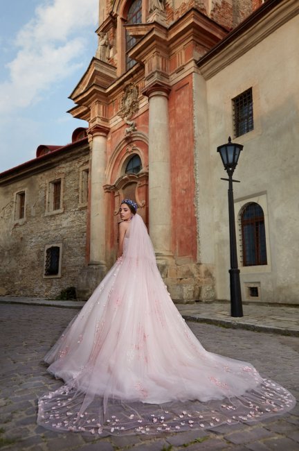 Пышное розовое свадебное платье