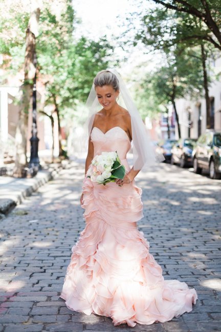 Свадебное платье розового цвета фасона русалка