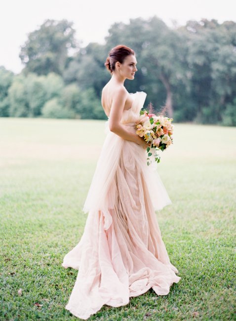 Невеста в бледно-розовом свадебном платье