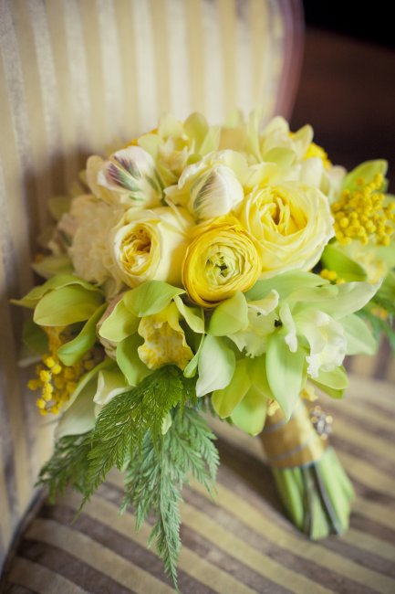 Свадебный букет из пионовидных роз и орхидей
