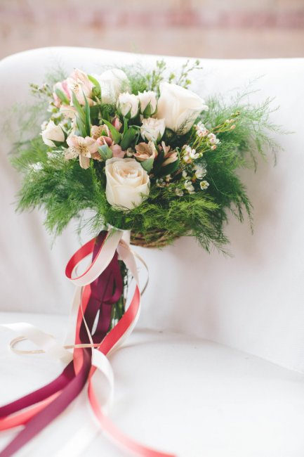 Красивый и нежный букет невесты из альстромерии и роз