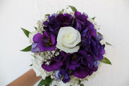 Фиолетово-белый свадебный букет