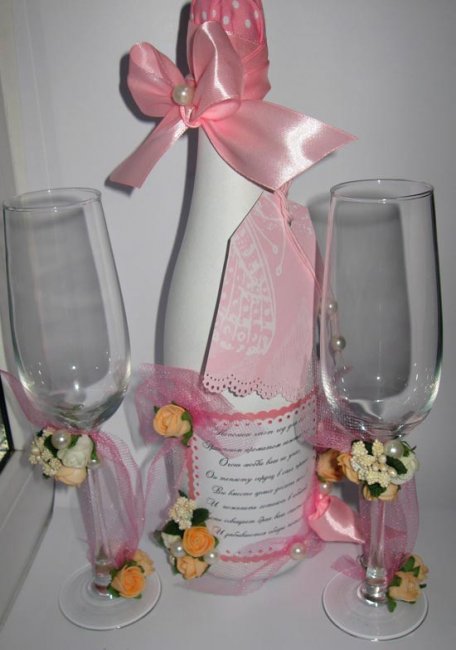 Украшение бутылок с шампанским в розовом цвете