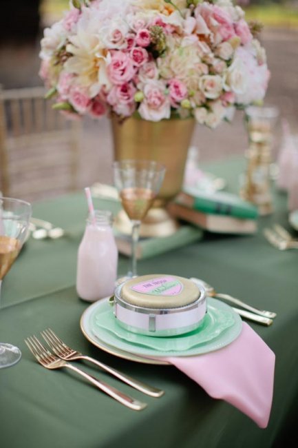 Свадебное оформление банкетного стола в мятном цвете