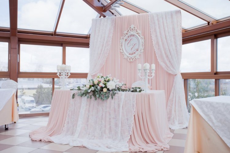 Пример элегантного оформления свадьбы тканью