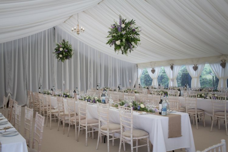 Красивое оформление свадебного зала тканью