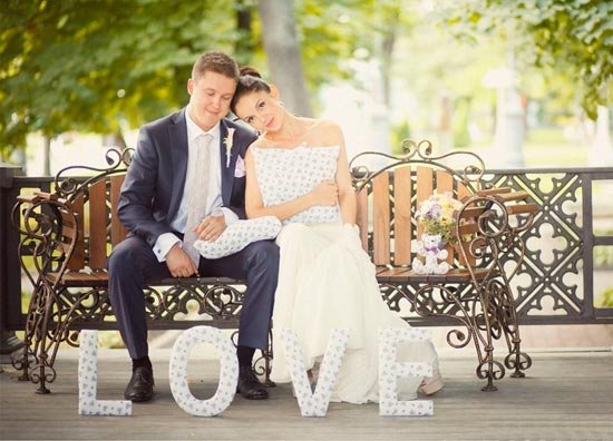 Свадебная фотосессия с объемными мягкими буквами