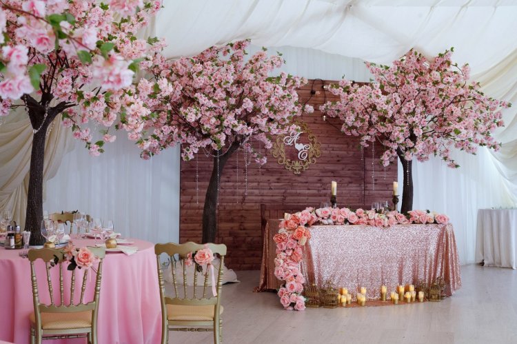 Красивое сочетание цветов и фактур разных тканей для свадебного декора