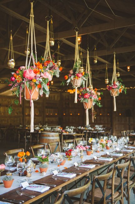 Вертикальный свадебный декор - цветочные гирлянды