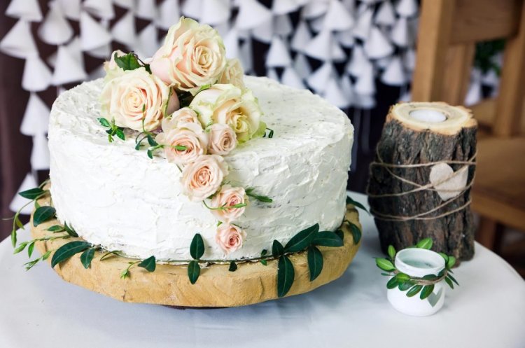 Торт с кремом и живыми цветами