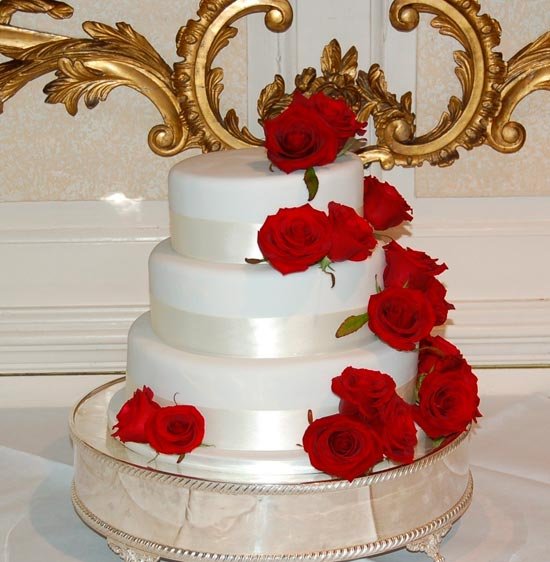 Надлежащий свадебный торт для красной темы