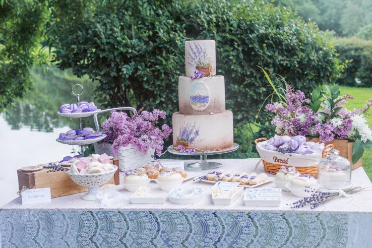 Роскошный торт для свадьбы цвета лаванды