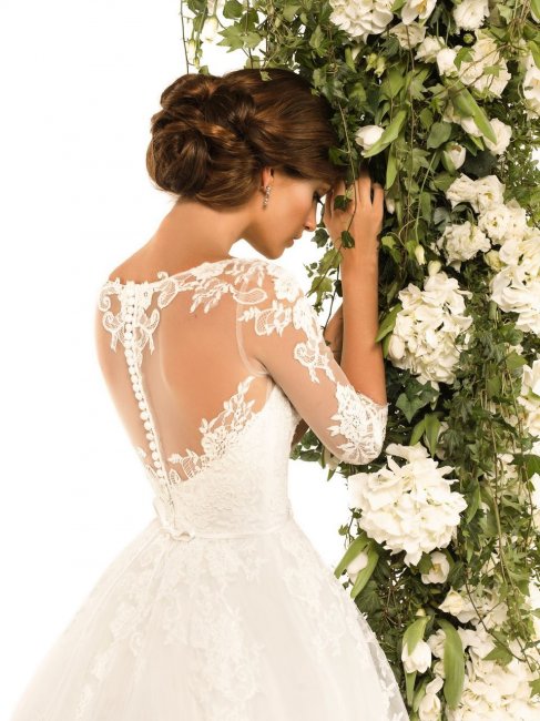 Красивая спина в свадебном платье