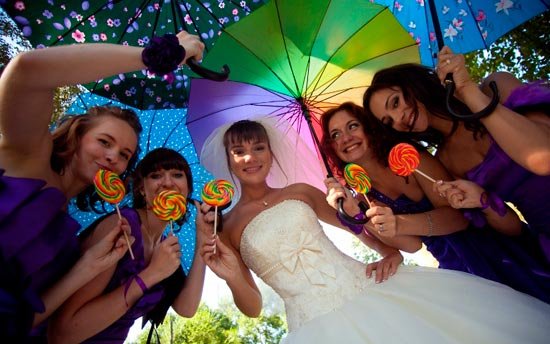 Свадебная фотосессия с разноцветным зонтом