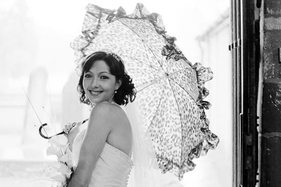 Фотосъемка невесты с зонтом