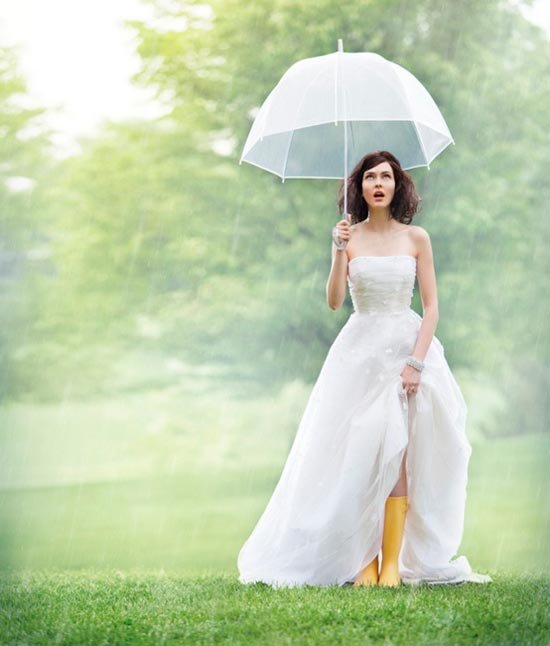 Свадебная фотосессия с зонтом в дождь