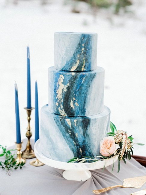 Свадебный торт с имитацией синих минералов