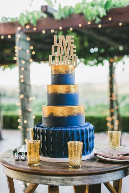 Свадебный торт в сине-золотой палитре