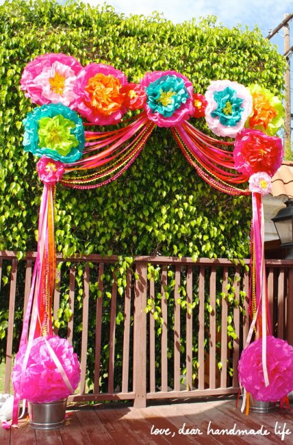 Свадебная арка с бумажными цветами и лентами