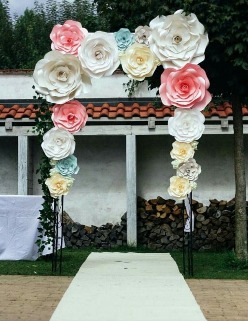 Свадебная арка с бумажными цветами