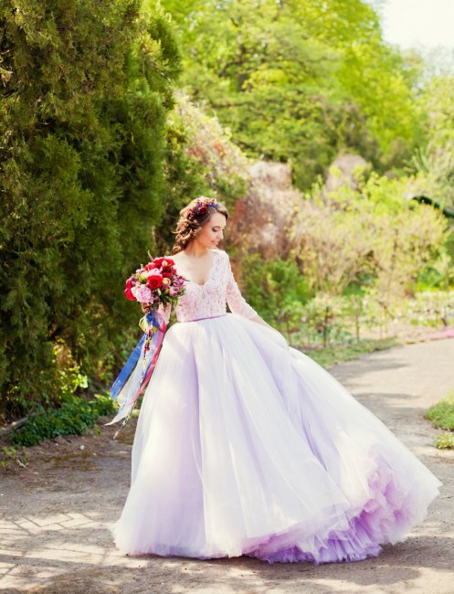 Бело-фиолетовое свадебное платье