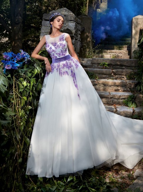 Белое платье с фиолетовым элементом