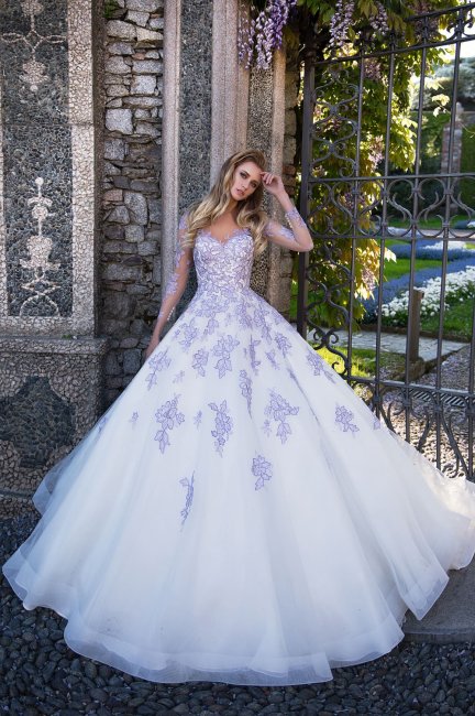 Свадебное платье с сиреневыми цветами
